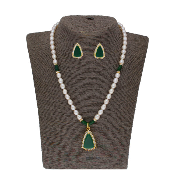 Saanvi 1 Line Oval Pearl Set