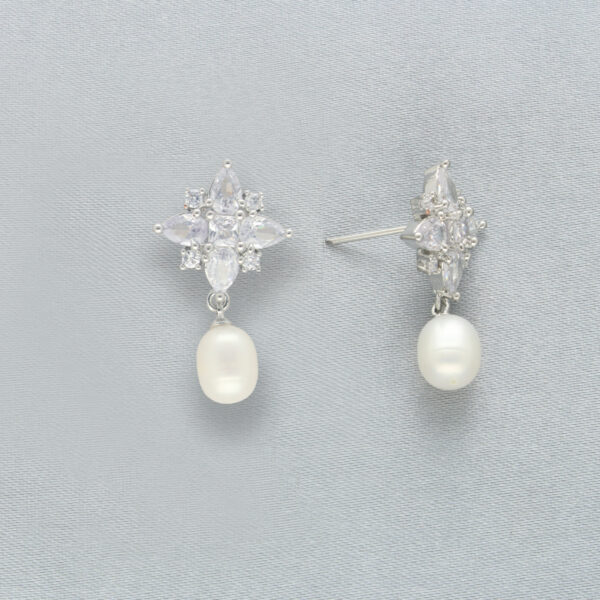 Sajjni Pearl Earrings